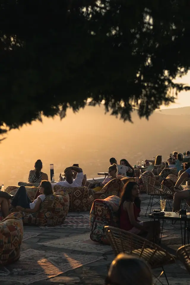 Foto: arlind-photography alleen voelen relatiebreuk zomer terras
